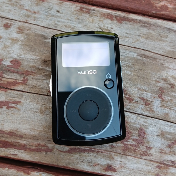 Sansa Clip 1GB - PARTS ONLY - Internal Battery is dead. - Clip is in great shape - Picture 2 of 6